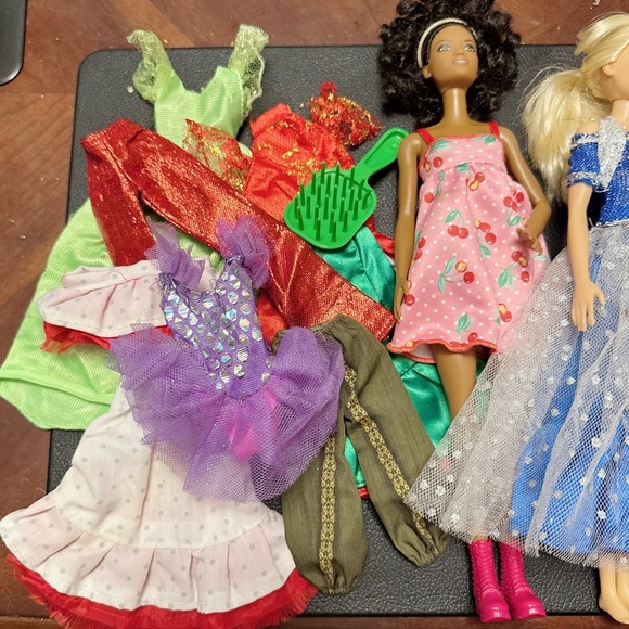 Barbie and clothing bundle - Picture 4 of 5